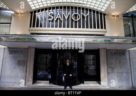 Savoy Hotel in London. Im Oktober 2010 nach einer vollständigen Renovierung wiedereröffnet. Fotos zeigen die Fluss-Eingang Stockfoto