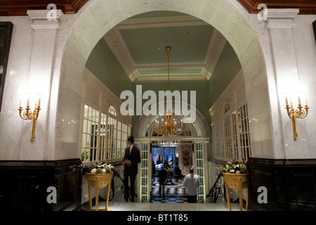 Savoy Hotel in London. Im Oktober 2010 nach einer vollständigen Renovierung wiedereröffnet. Fotos zeigen die neue Eingangshalle Stockfoto