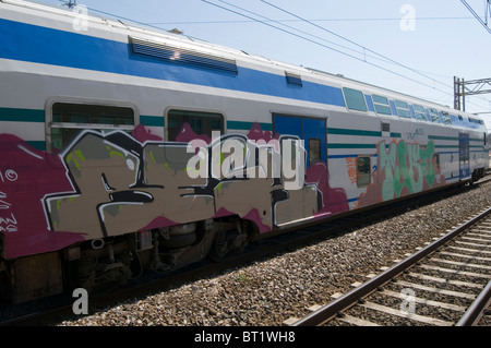 Graffiti Kunst Künstler-Straße Tag Tags Tags tagged Sprühfarbe lackiert auf einem Zug Wagen Wagen Züge in Vandal bedeckt va Stockfoto