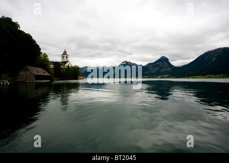 Die österreichischen alpinen See Wolfgangsee und die Berge des Salzkammergut. Stockfoto