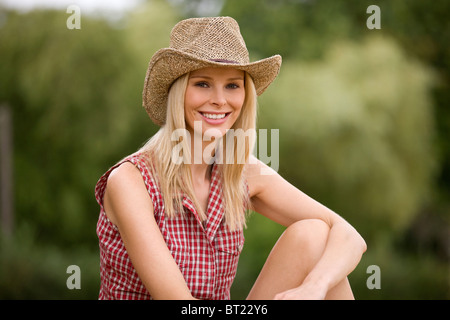 Ein Porträt einer Frau mit einem Cowboy-Hut lächelnd Stockfoto