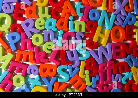 Bunte Magnetbuchstaben die Worte Bildung, lesen, Rechtschreibung Phonics Bild von James Boardman. Stockfoto