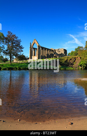 Bolton Priory und Flusses Wharfe, Bolton Abbey, Yorkshire Dales National Park, North Yorkshire, England, UK. Stockfoto