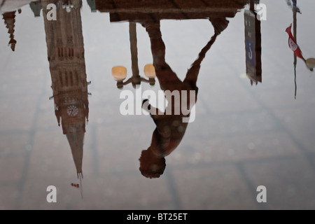 Die Terry Fox Statue und das Parlament Peace Tower spiegeln sich in eine Wasserpfütze in Ottawa Stockfoto