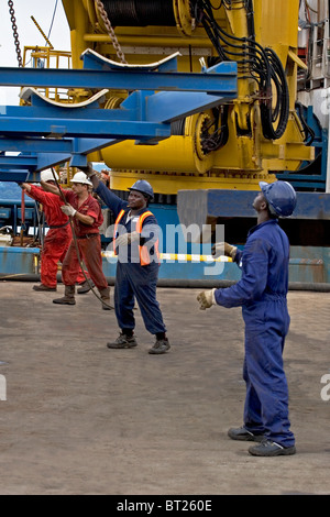 Luba Öl Freeport. Dock Stauer auf Kai laden Versorgungsschiffe für Offshore-Ölindustrie Stockfoto