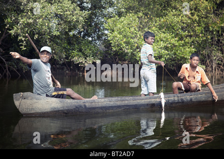 Redaktionelle Fotos der indischen Familie Angeln auf dem alten Boot zu tun. Indien, Goa Stockfoto