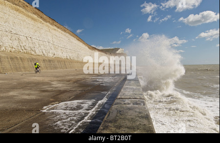 Wellen auf Undercliff gehen Verteidigung Wehrmauer in der Nähe von Brighton Stockfoto