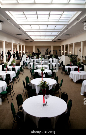 Ein Glas überdachten Halle bereit für eine Hochzeitsfeier und Party stattfinden. Stockfoto