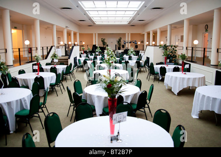 Ein Glas überdachten Halle bereit für eine Hochzeitsfeier und Party stattfinden. Stockfoto