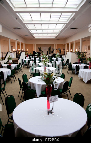 Ein Glas überdachten Halle bereit für eine Hochzeitsfeier und Party stattfinden. Stockfoto