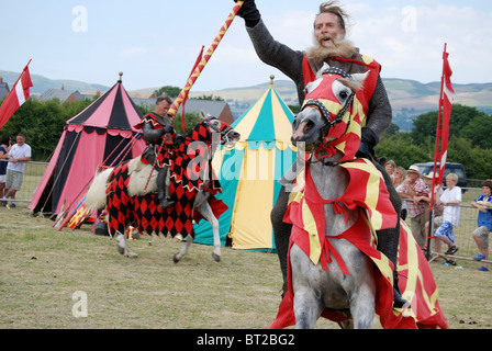 Ritter in Rüstung auf einem Pferd bei einer Re-Enactment-Veranstaltung Stockfoto