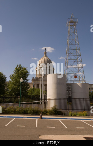 Ölquelle auf Rasen State Capitol Building in Oklahoma City OK USA Stockfoto