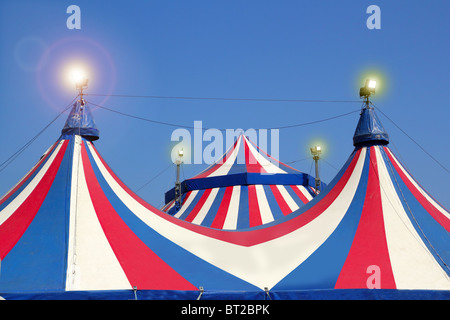 Zirkuszelt unter blauem Himmel bunte Streifen rot weiß Stockfoto