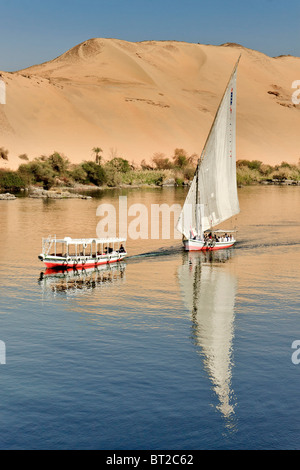 Ägypten Assuan Boote Segeln Vergangenheit Wüstenlandschaft Stockfoto