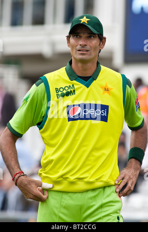 Pakistan schnelle Bowler steht Mohammad Irfan um Längen besser als einige seiner Teamkollegen England V Pakistan 1. ODI, spielte bei Emirates Durham ICG, Chester-Le-Street, Durham, Großbritannien.  Alle Rechte vorbehalten - Reuben Tabner - lokale Urheberrecht gilt für alle print & Online-Nutzung. Gebühren werden Standardraum Preise und Nutzung für dieses Land, Region oder Zustand entsprechen. Stockfoto