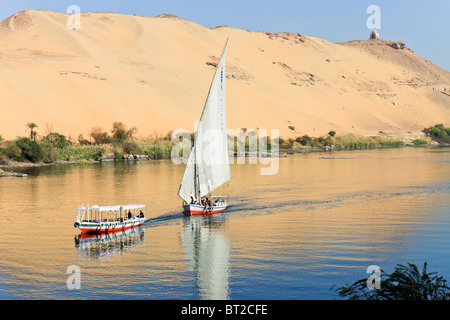 Ägypten Assuan Boote Segeln Vergangenheit Wüstenlandschaft Stockfoto