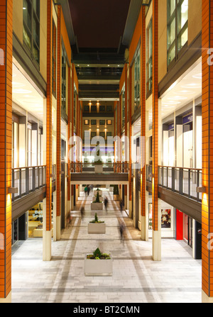 Das Innere des The Mailbox Shopping Centre, Birmingham, England, UK Stockfoto