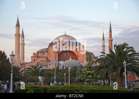 Hagia Sophia (Aya Sophia) (Ste Sophia) Kirche Moschee jetzt Museum in Istanbul Türkei. Twilight-Blick vom Sultanahmet Quadrat Stockfoto