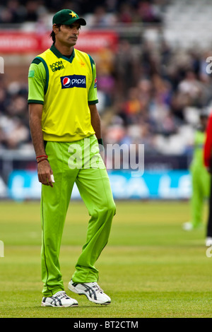 Pakistan schnelle Bowler steht Mohammad Irfan um Längen besser als einige seiner Teamkollegen England V Pakistan 1. ODI, spielte bei Emirates Durham ICG, Chester-Le-Street, Durham, Großbritannien.  Alle Rechte vorbehalten - Reuben Tabner - lokale Urheberrecht gilt für alle print & Online-Nutzung. Gebühren werden Standardraum Preise und Nutzung für dieses Land, Region oder Zustand entsprechen. Stockfoto