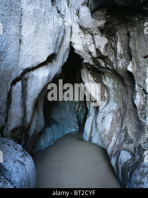 Karbon Kalkstein Höhlen in den Felsen an der Mewslade Bucht in der Nähe von Pitton auf der Halbinsel Gower, Swansea, Südwales. Stockfoto