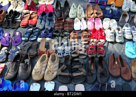 Gebrauchte Schuhe Markt Muster Reihen gebrauchten alte Garage zu verkaufen Stockfoto