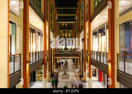 Das Innere des The Mailbox Shopping Centre, Birmingham, England, UK Stockfoto