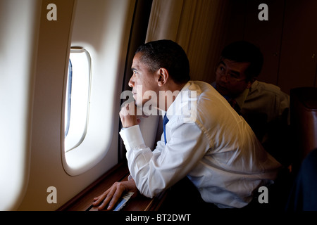 Präsident Barack Obama sieht am Mount St. Helens und Mount Rainier, ein Air Force One-Fenster Stockfoto