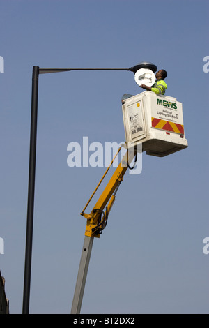 Reparatur einer Lampe auf der Oberseite einen Laternenpfahl Stockfoto