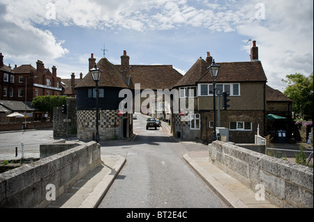 Maut-Brücke und Tor in das idyllische Dorf Sandwich in Kent Stockfoto