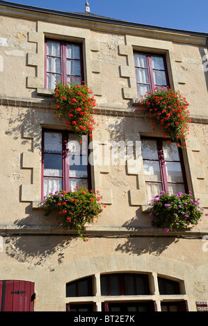 Altes Haus mit Blütenpracht in St. Loup Deux-Sèvres Frankreich Stockfoto