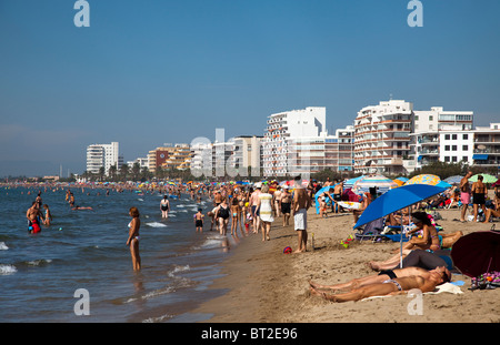 Menschen, die zum Sonnenbaden am Strand von Playa de Roses Roses Emporda Catalunya Spanien Stockfoto