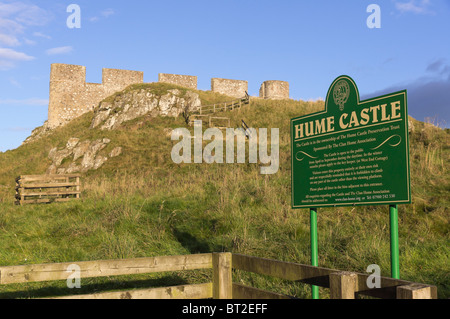 Hume Schloss - restaurierten alten Hügel obere Befestigung Vorfahren Basis des Clans Home - Schild mit Geschichte der Clan Gesellschaft Beteiligung Stockfoto