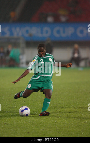 Efioanwan Ekpo von Nigeria geht der Ball während einer 2007 Frauen WM-Fußballspiel gegen Schweden. Stockfoto