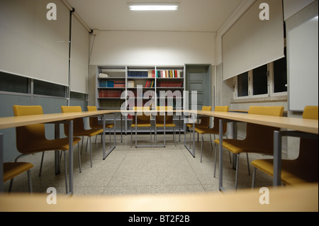 Kleine leere Klassenzimmer in der geisteswissenschaftlichen Fakultät der Universität von Coimbra Stockfoto