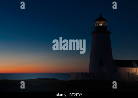 Pemaquid Point Leuchtturm im Morgengrauen. Stockfoto