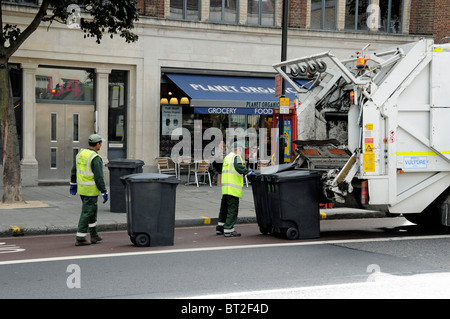 Müll-Sammlung, Müllmänner arbeiten auf der Rückseite eines LKW, London England UK Stockfoto