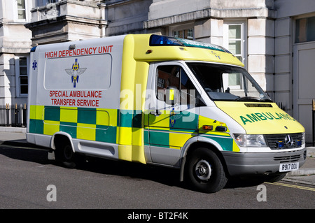 Hohe Abhängigkeit Gerät spezielle Ambulanz-Transfer-Service außerhalb der Herzklinik London England UK Stockfoto