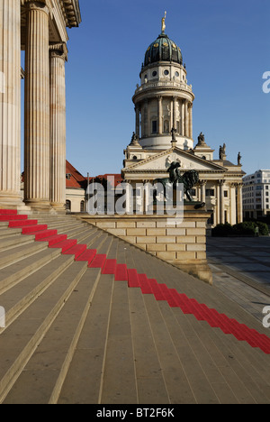 Berlin. Deutschland. Gendarmenmarkt-Dom und dem Konzerthaus am Gendarmenmarkt (links). Stockfoto