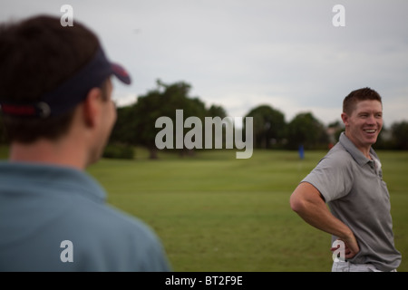 Zwei Golfer necken sich gegenseitig. Stockfoto