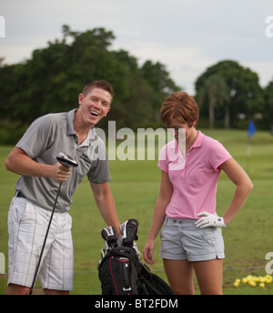 Ein paar Golfer Vergnügen sich auf dem Platz. Stockfoto