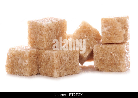 Haufen von Braun Demerara Zucker Würfel Studio Ausschnitt Stockfoto