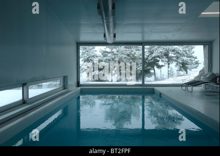 Hallenbad im Winter mit großen Fenster mit Blick auf Schnee bedeckt Bäume Stockfoto