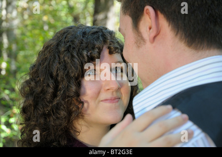 Ein junges Paar genießt die Gesellschaft des anderen. Sie sind tief in der Liebe und für immer nah zusammen sein wollen. Bild von Darrell Young. Stockfoto