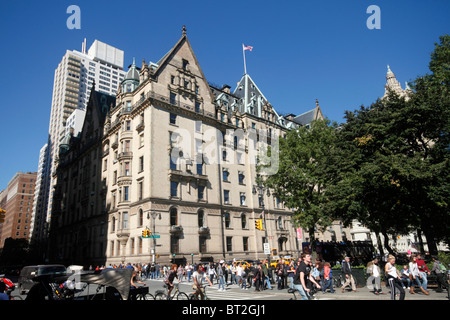 Fans und Touristen vor dem Dakota - letzte Haus von John Lennon, in der Nähe von Central Park in New York City Stockfoto