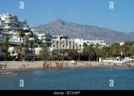 Urlauber am Strand, Puerto Banus, Marbella, Costa Del Sol, Provinz Malaga, Andalusien, Südspanien, Westeuropa. Stockfoto