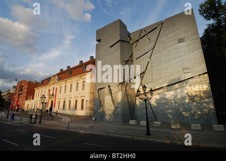 Berlin. Deutschland. Fassade des jüdischen Museums von Daniel Libeskind entworfen. Stockfoto