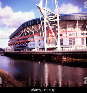 Das Millennium Stadion Cardiff vom Fluss Taff Wales Stockfoto