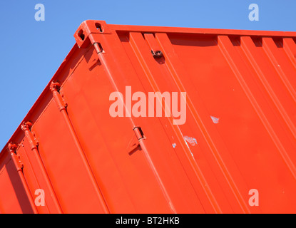 Rote Container vor blauem Himmel Stockfoto