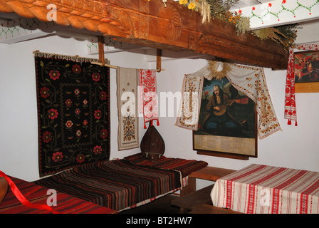 Innenraum der alten ukrainischen Hütte. Stockfoto