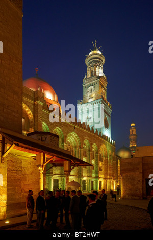 Nachtaufnahme von komplexen Madrasah Mausoleum und Moschee, Al-Muizz Street, islamische Kairo, Ägypten, Arabien, Afrika Stockfoto